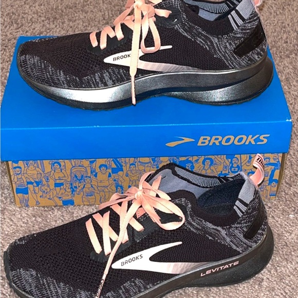 Womens Brooks size 6.5 - Picture 3 of 4